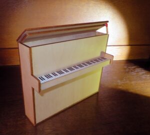 Lasercut Geschenkbox "Piano". Pappelsperrholz. Sonderanfertigung. Format: 15x12x2,5 cm.