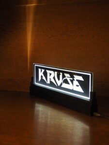 Lasercut und Laserravur in Acryl, beleuchteter Aufteller mit Logo.