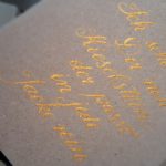 Geschenkkarte. Handschrift mit Feder, Tinte gold auf Karton