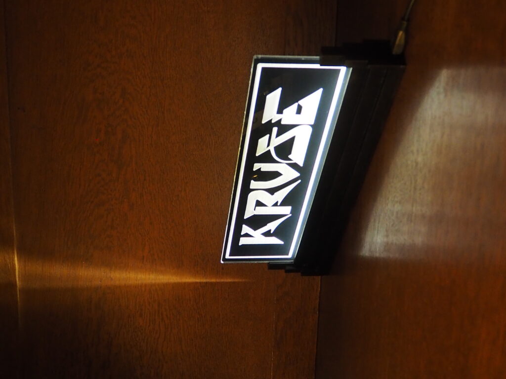 Lasercut und Laserravur in Acryl, beleuchteter Aufteller mit Logo.