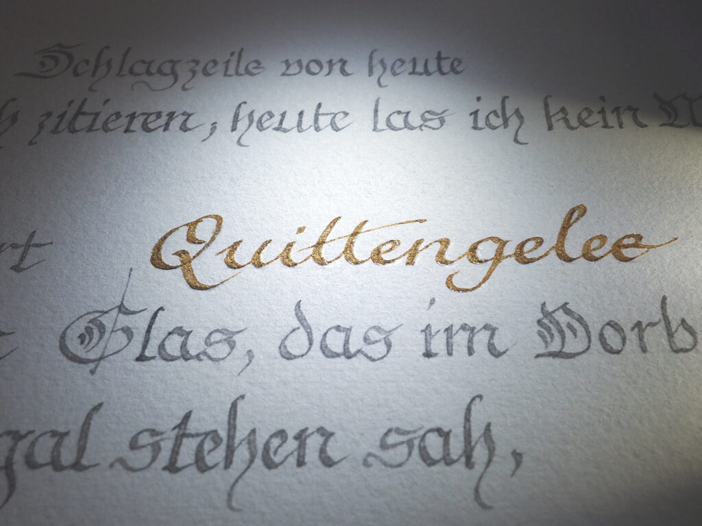 Handschrift im Detail. Nahaufnahme Tusche und Gouache auf Büttenpapier.

